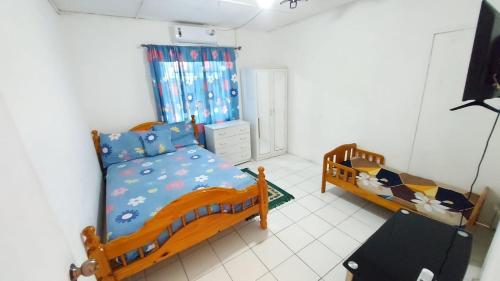 1 dormitorio con 2 camas individuales y ventana en Lovely 2 Bedroom House in St Thomas Jamaica, en Belfast
