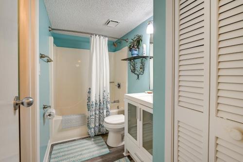łazienka z toaletą i prysznicem w obiekcie Beach Getaway with Pool Access and Patio with Ocean View! w mieście Myrtle Beach