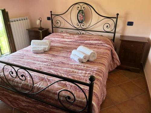 ein Schlafzimmer mit einem Bett mit zwei Handtüchern darauf in der Unterkunft Casa Vacanze Vecchio Frantoio Residenza Leccino in Spoleto