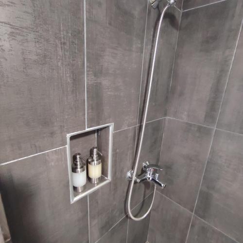bagno con doccia e soffione di R&T Apartments a Kallithea