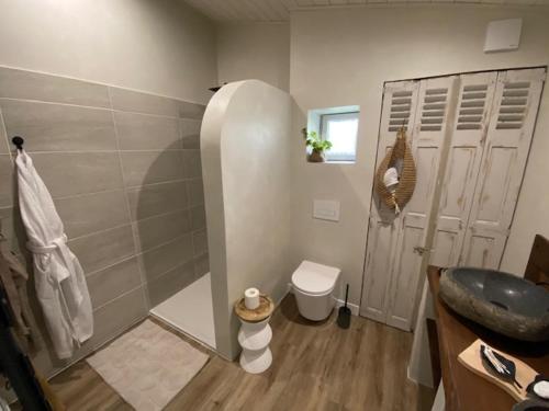 a bathroom with a shower and a toilet and a sink at Entre Honfleur et Etretat in Octeville-sur-Mer