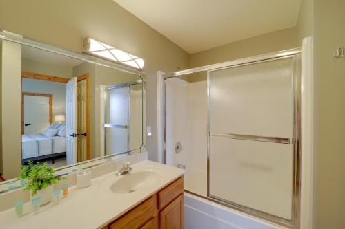 een badkamer met een douche, een wastafel en een spiegel bij North Carolina Mountain Home with Beautiful Views! in Burnsville