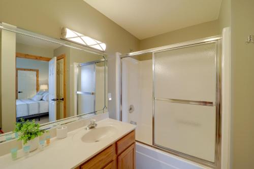 Ένα μπάνιο στο 36 Mi to Asheville Mtn-View Home in Burnsville!