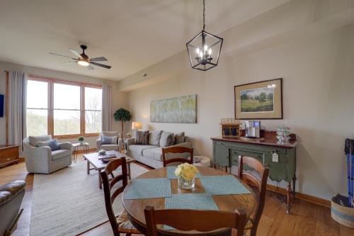 Χώρος καθιστικού στο 36 Mi to Asheville Mtn-View Home in Burnsville!