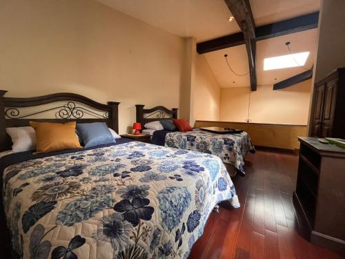 A bed or beds in a room at Lindo Apartamento Colonial para 6 Personas en Antigua Guatemala