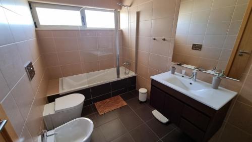 een badkamer met een wastafel, een toilet en een douche bij Splendide Appartement Standing Casa Biblos en Famille ou en Amoureux in Albufeira