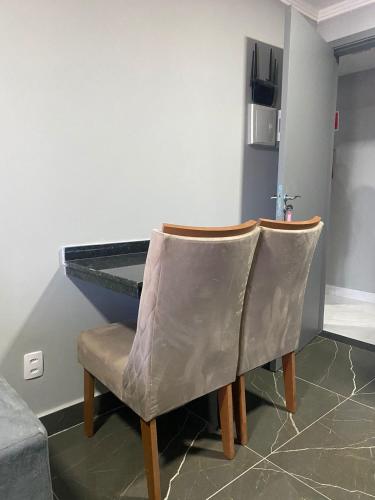 a table and a chair in a room at Apartamento Alto Padrão - Com Ar in Campina Grande