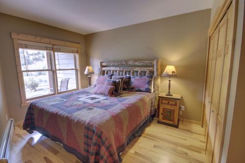 Un dormitorio con una cama grande y una ventana en Tenderfoot Lodge 2613, en Keystone