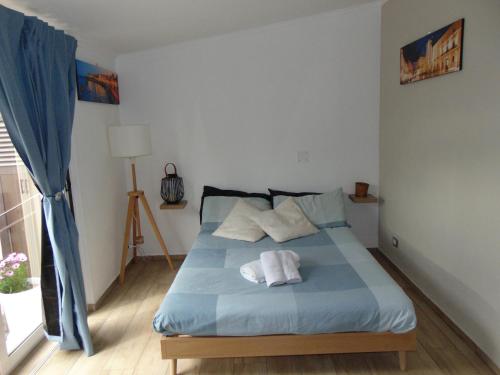 ein Schlafzimmer mit einem Bett mit zwei Handtüchern darauf in der Unterkunft Peri peri room in Syrakus
