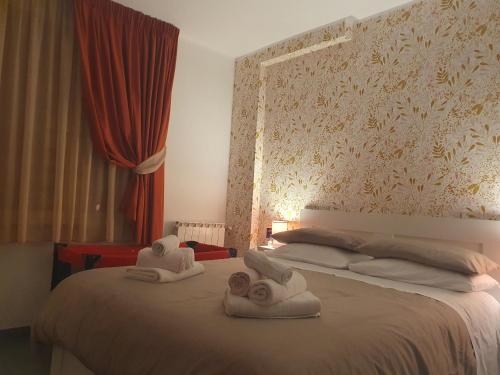 a bedroom with two towels on a bed at Casa Monì in Naples