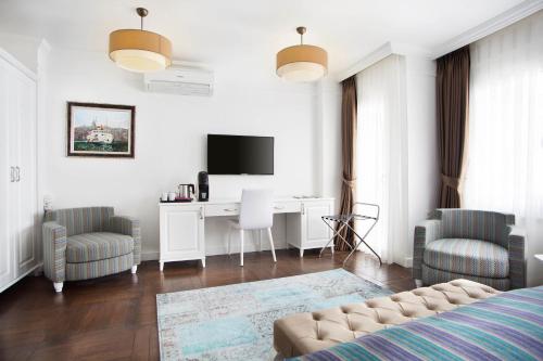 Una televisión o centro de entretenimiento en Astan Hotel Taksim