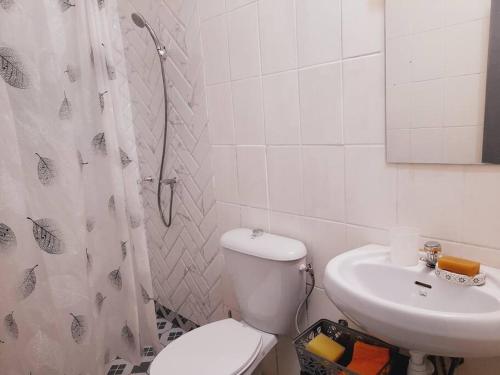 杜阿拉的住宿－Belappart. Peaceful, Free Wi-Fi & Parking.，白色的浴室设有卫生间和水槽。