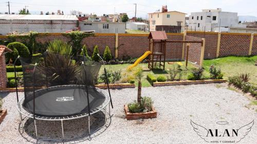 Un jardín fuera de Hotel y Cabañas Alan
