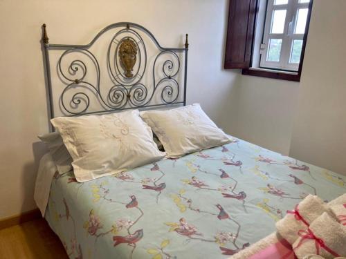 a bed with a metal headboard with birds on it at Linhal das Meias - São José das Matas in São José