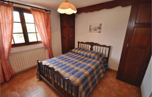 アゲにあるDomaine De La Bastide Dagayのベッドルーム1室(チェック入りの毛布付きのベッド1台付)