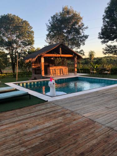 - une piscine avec un kiosque à côté de la piscine dans l'établissement Don Patron hotel&eventos, à Villarrica