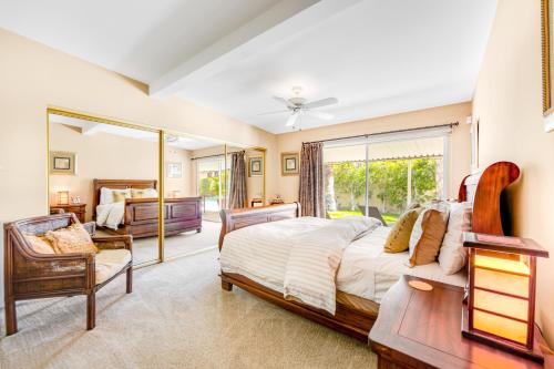 Un dormitorio con una cama grande y una ventana en Sunrise Park Paradise Permit# 5447, en Palm Springs