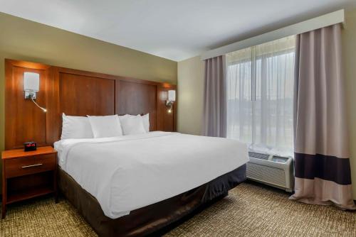 uma cama grande num quarto de hotel com uma janela em Comfort Suites At Kennesaw State University em Kennesaw