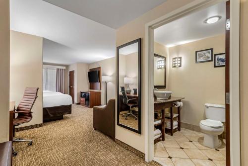 ケネソーにあるComfort Suites At Kennesaw State Universityのベッドとバスルーム付きのホテルルームです。