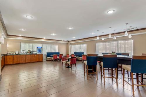 Posezení v ubytování Comfort Suites At Kennesaw State University