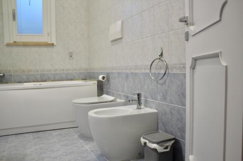 a bathroom with a toilet and a tub and a sink at B&B DEGLI ANGELI in Lecce