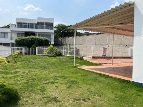 a yard in front of a building with a fence at 3 Habitaciones Amplias y Confortables, Casa Almonacid Cúcuta in Cúcuta