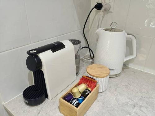 Kemudahan buat kopi dan teh di Adorable Private 2 bedroom Guest Suite + pool