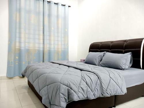een slaapkamer met een bed met een blauw gordijn bij PD 9Pax x 3BR Single Storey House in Port Dickson