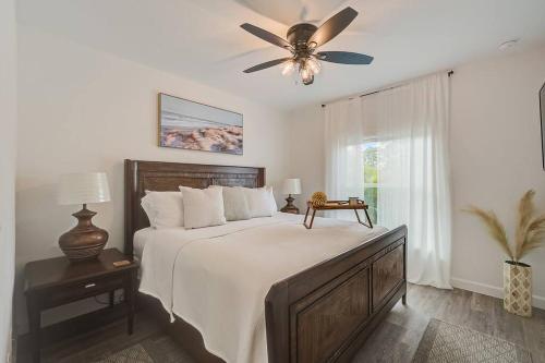 Ένα ή περισσότερα κρεβάτια σε δωμάτιο στο Sunny Coastal,3 BD, 2 BA, King Master Suite, Close to Ocean, Golfing , Fishing