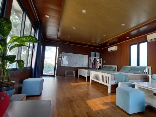 a bedroom with two beds and a table and chairs at Chunlii Homestay in Ke Ga