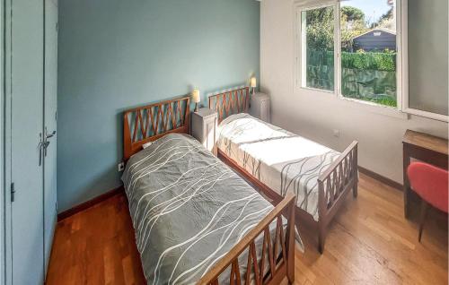 Postel nebo postele na pokoji v ubytování 2 Bedroom Lovely Home In Meschers-sur-gironde