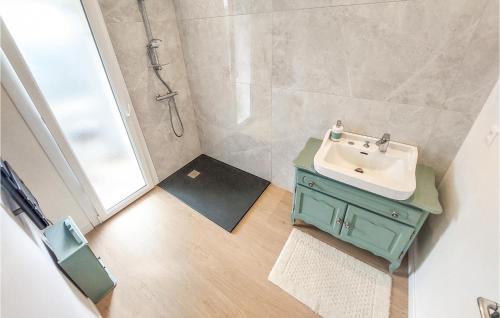 Koupelna v ubytování 2 Bedroom Lovely Home In Meschers-sur-gironde