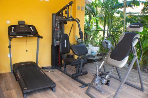 un gimnasio con varios equipos de ejercicio en una habitación en The Vista Inn, en Falmouth
