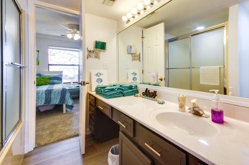 uma casa de banho com um lavatório, um espelho e uma cama em Lake of the Ozarks Vacation Rental with Lake Views! em Lake Ozark