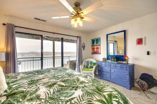 um quarto com uma cama e uma grande janela em Lake of the Ozarks Vacation Rental with Lake Views! em Lake Ozark