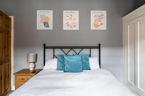 - une chambre avec un lit doté d'oreillers bleus dans l'établissement Merton House - Entire Modern City Centre Home, à Leicester
