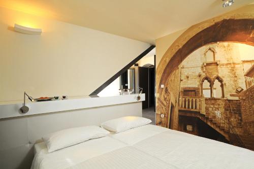 En eller flere senger på et rom på La Porta Luxury Rooms