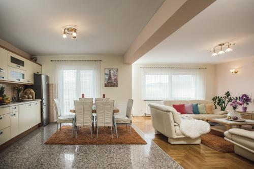 uma cozinha e sala de estar com mesa e cadeiras em Luxury Apartment Leonarda on the river Vrljika em Imotski