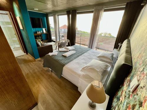 una camera con un letto e una grande finestra di Victoria Ocean View Room a Ponta do Pargo