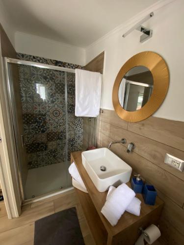 La salle de bains est pourvue d'un lavabo et d'une douche. dans l'établissement Peri peri room, à Syracuse