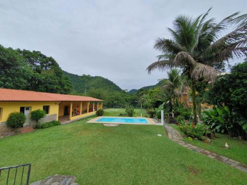 dom z dziedzińcem z basenem w obiekcie Sítio dos Guedes w mieście Guapimirim