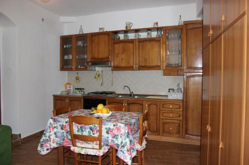 ミノーリにあるMarellaのキッチン(木製キャビネット、フルーツ付きのテーブル付)