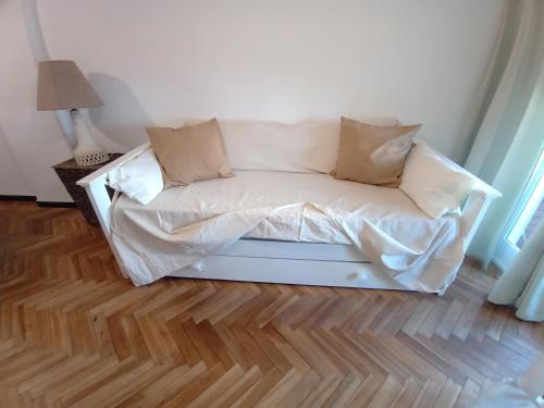 un sofá con almohadas en la sala de estar en Departamento en el centro de Rosario en Rosario