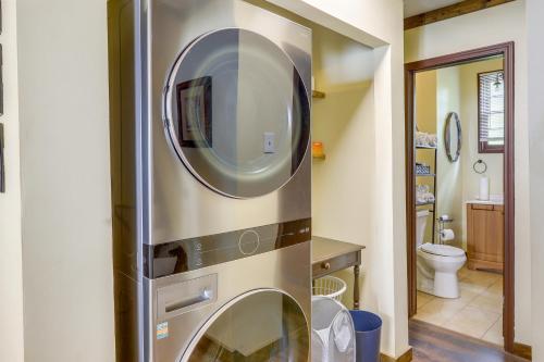 een roestvrijstalen wasmachine en droger in de badkamer bij Covington Vacation Rental with Private Yard in Covington