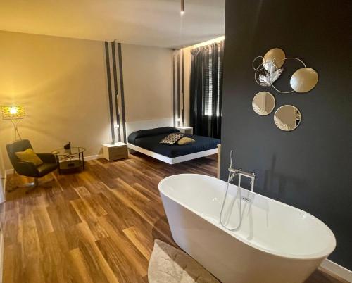 1 dormitorio y baño con bañera blanca. en Palazzo Frigo, en Montefiascone