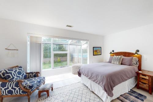 麥金利維爾的住宿－Good Fortune，卧室配有床、椅子和窗户。