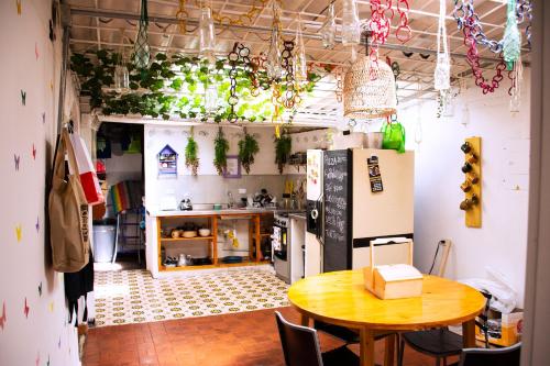 cocina con mesa y nevera en Hostal Macondo Bogotá, en Bogotá