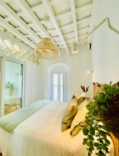 ベヘール・デ・ラ・フロンテーラにあるRomance Vejerの白いベッドルーム(大きなベッド1台、大きな窓付)