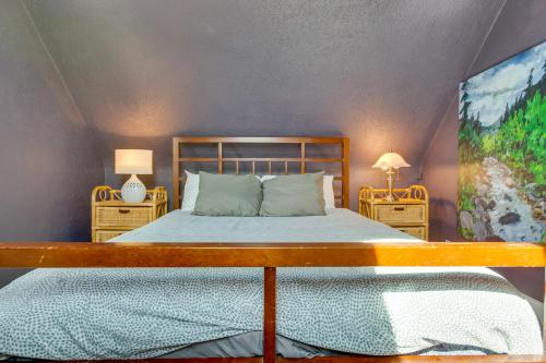 een slaapkamer met een bed met 2 nachtkastjes en 2 lampen bij Denver Home with Fireplace - Near Golf and Restaurants in Denver