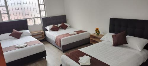 um quarto de hotel com duas camas em Hospedaje Casa Boutique La Nona em Chía